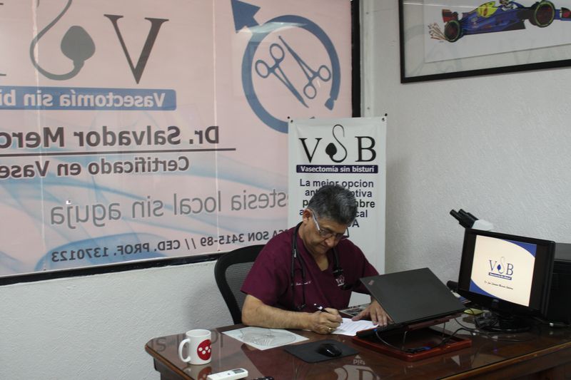 El Dr. Salvador Mercado en su escritorio del consultorio de vasectomía sin bisturí - VSB Nogales
