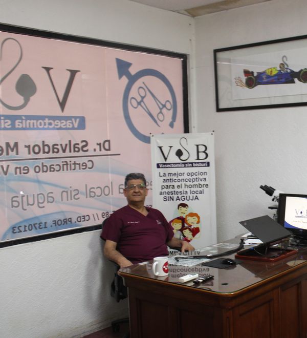 Dr. José Salvador Mercado Gutiérrez en su consultorio de Heroica Nogales, bajo su lona de certificado en vasectomía - VSB Nogales