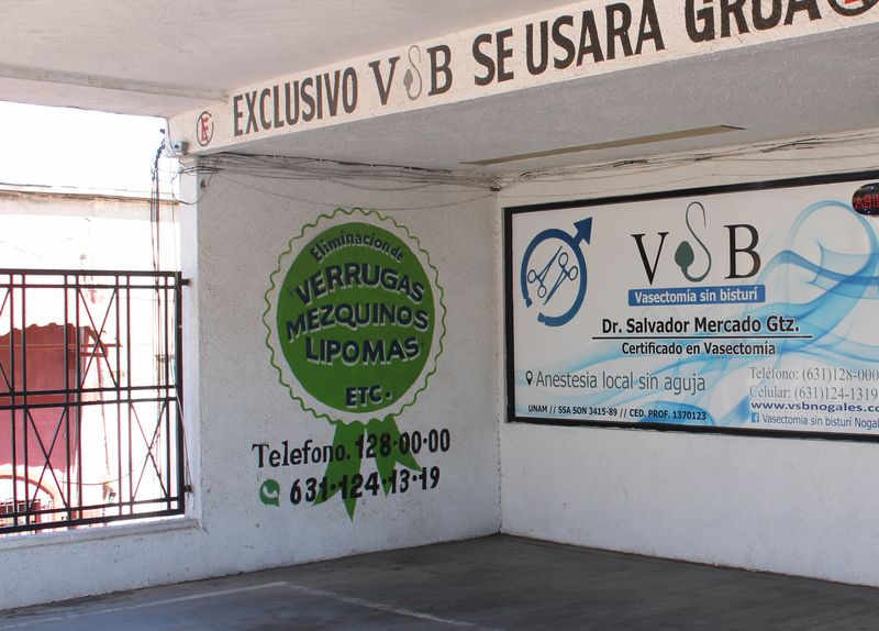 Letrero de eliminación de verrugas, mezquinos y lipomas en la entrada del consultorio VSB Nogales